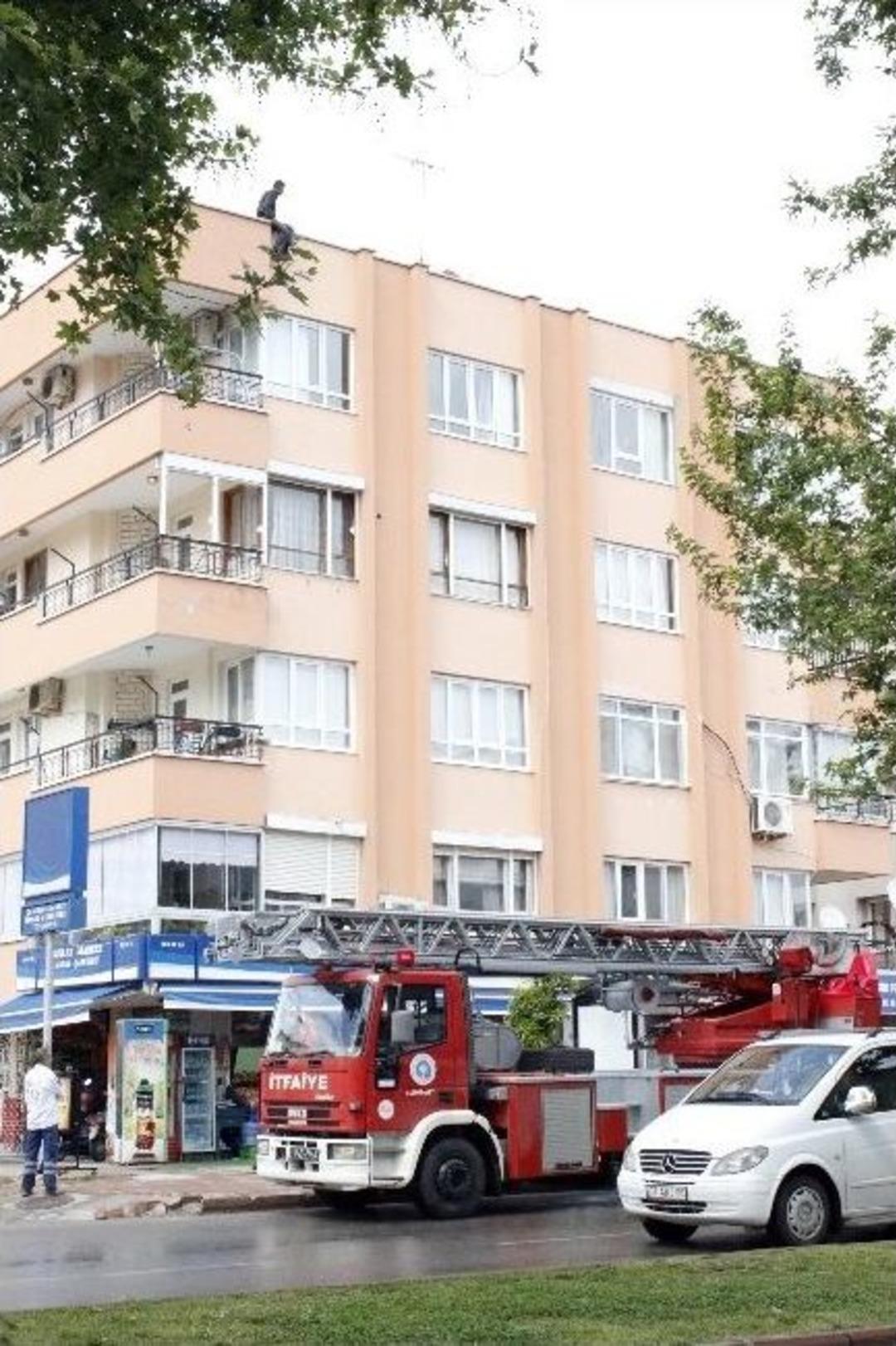 Antalya&rsquo;da 5 Katlı Binanın &Ccedil;atısında İntihar Teşebb&uuml;s&uuml;