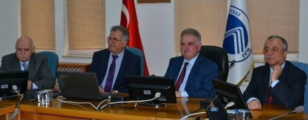 Sa&uuml; &Ouml;ğretim &Uuml;yesi Prof.dr. Musa Akoğlu&rsquo;na &ldquo;yılın Hekimi&rdquo; &Ouml;d&uuml;l&uuml; Verildi