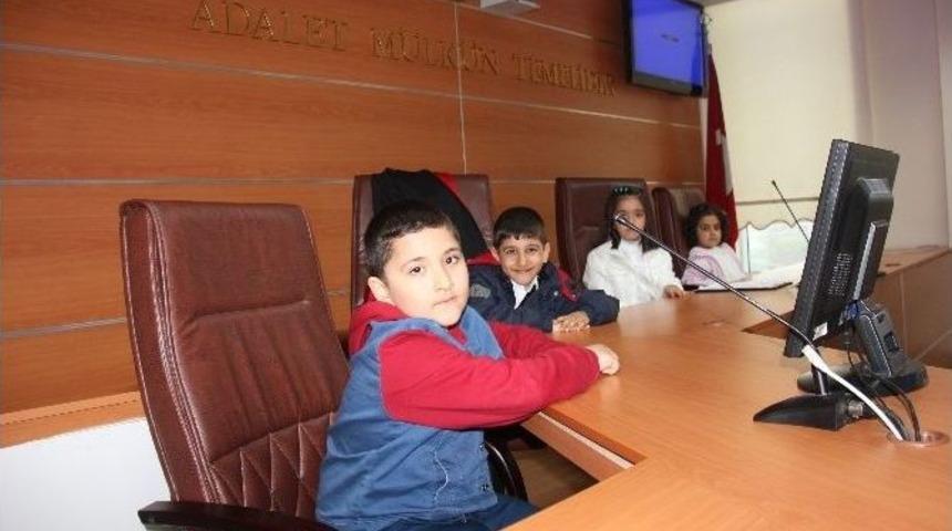 Miniklerden Adliyeye Ziyaret