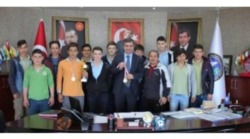 Başarılı G&uuml;reş&ccedil;ilerden Başkan Yemeniciye Ziyaret