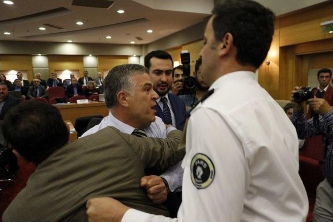 B&uuml;y&uuml;kşehir Meclisi&rsquo;nde Ortalık Karıştı, Hakaretler Havada U&ccedil;uştu