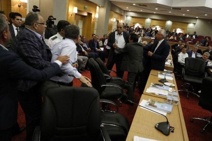 Büyükşehir Meclisi’nde Ortalık Karıştı, Hakaretler Havada Uçuştu G4