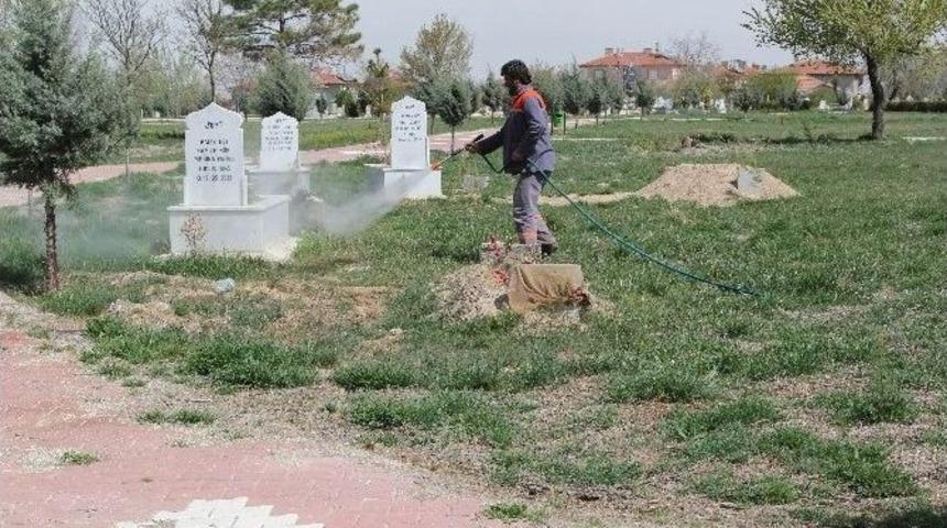 Cihanbeyli&rsquo;de Mezarlıkların Bakım Onarımları S&uuml;r&uuml;yor