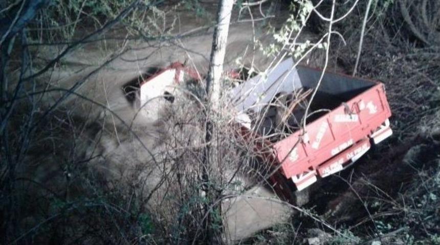 Trakt&ouml;r Dereye U&ccedil;tu: 1 Kişi &Ouml;ld&uuml; 1 Kişi Suya Kapılıp Kayboldu