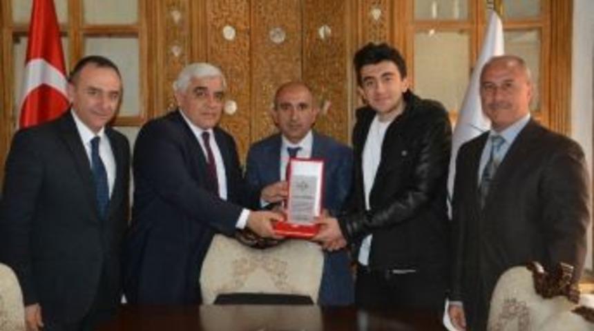 Başkan Kara, Ygs&rsquo;de T&uuml;rkiye 90&rsquo; Ncısı Olan Dokuzluoğlu&rsquo;nu &Ouml;d&uuml;llendirdi