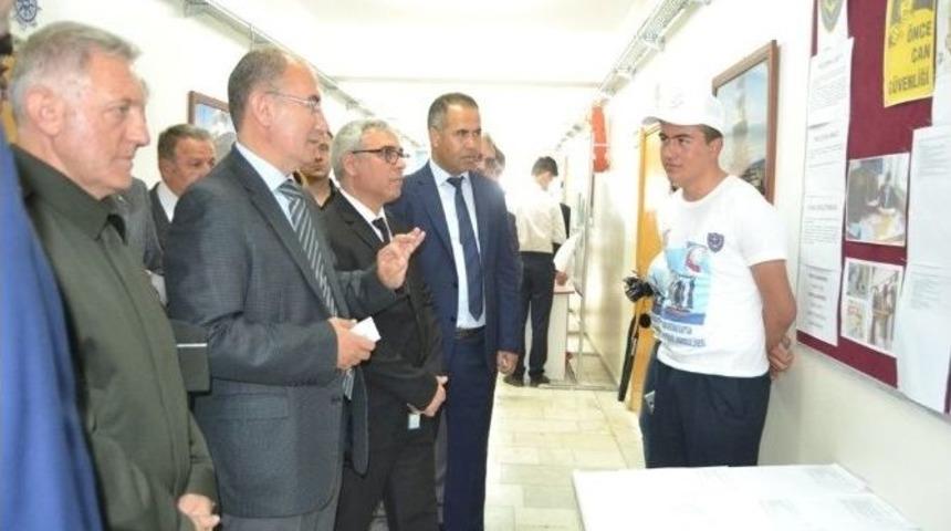 Ayvalık&rsquo;ta Pakmaya Kenan Kaptan Mtal 4006 Bilim Fuarı A&ccedil;ıldı