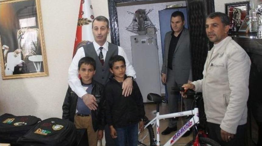 Emniyet M&uuml;d&uuml;r&uuml; &Ouml;zkan, Selam Veren Boyacı &Ccedil;ocuğu &Ouml;d&uuml;llendirdi