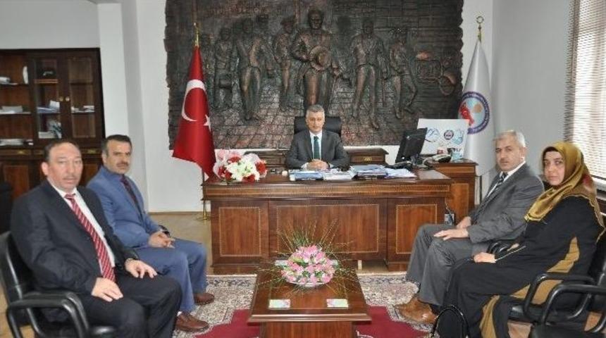 Sandıklı M&uuml;ft&uuml;s&uuml; Davut &Ccedil;alışkan, Kaymakam Faik Arıcan&rsquo;ı Makamında Ziyaret Etti