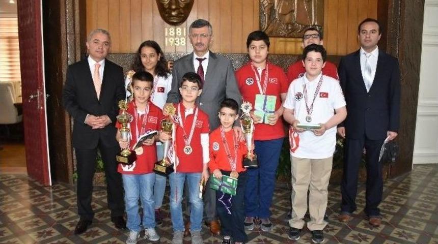 Vali Bektaş, Satran&ccedil; Şampiyonasının Başarılı Sporcularını Ağırladı