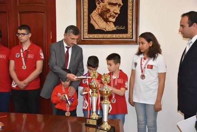 Vali Bektaş, Satranç Şampiyonasının Başarılı Sporcularını Ağırladı