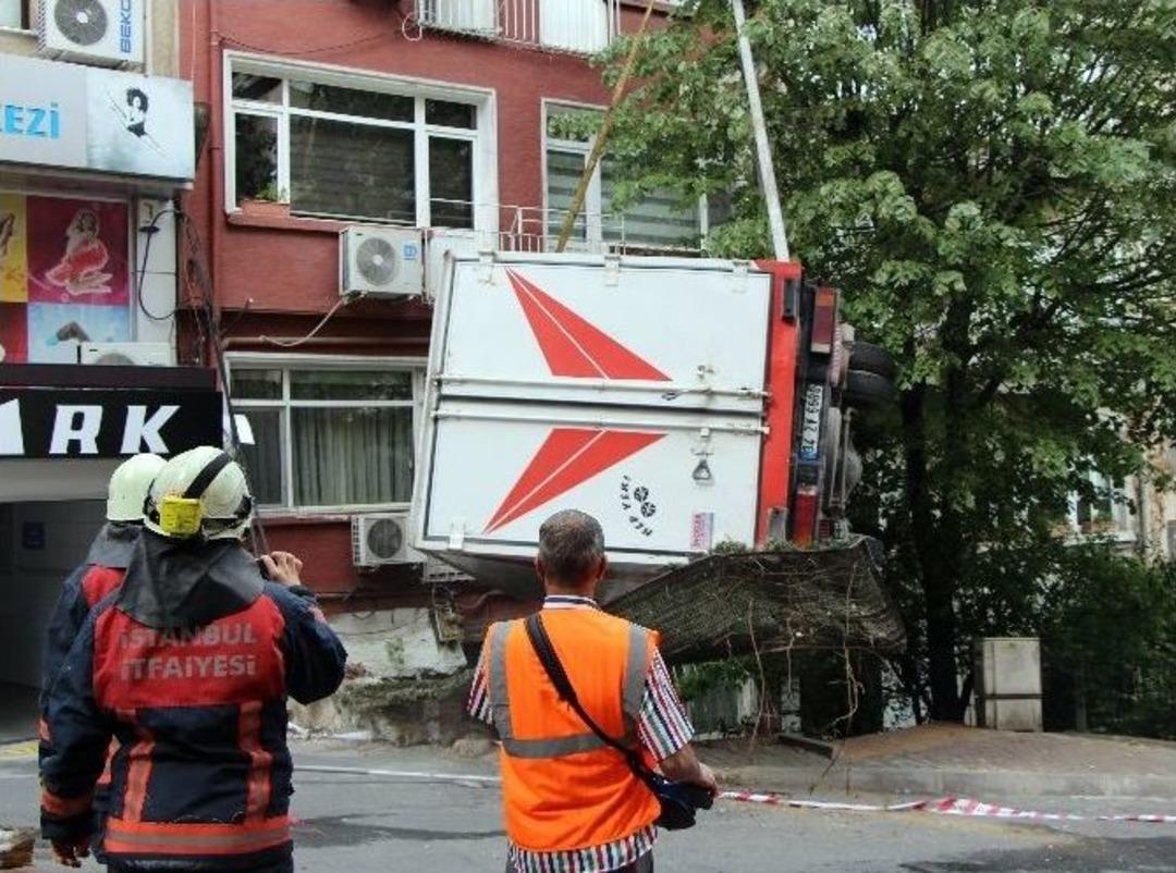 K&ouml;peği Sayesinde Kamyonetin Altında Kalmaktan Kurtuldu