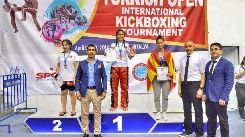 Asuman &Ccedil;ığlıoğlu, Kick Boks&rsquo;ta Derece İle D&ouml;nd&uuml;