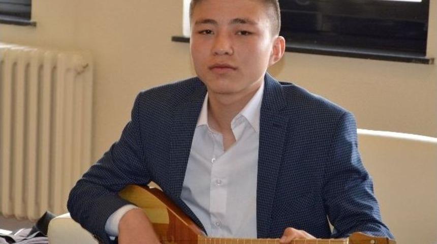 Kazak &Ouml;ğrencilerden Rekt&ouml;r G&uuml;ven&rsquo;e Mini Konser