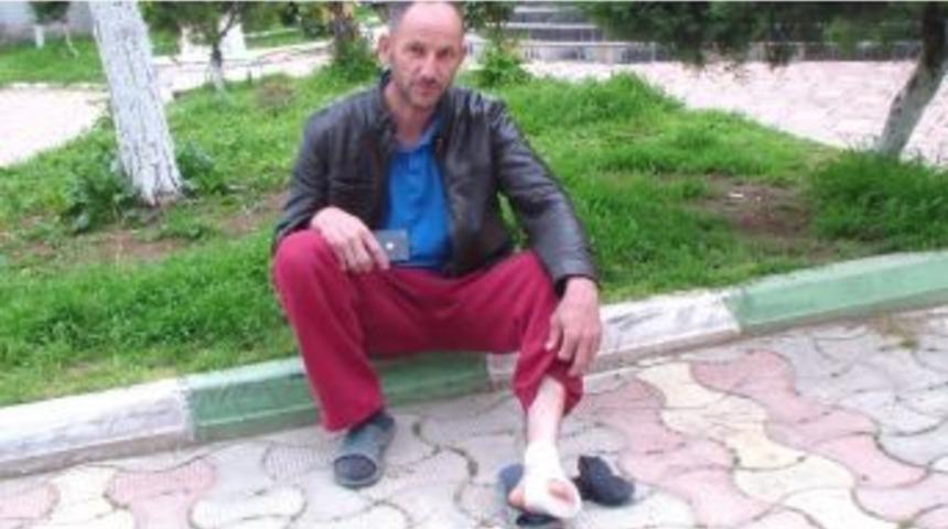 Odun Keserken Ayağını Kesti