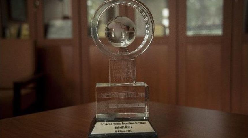 Hukuk Fak&uuml;ltesi&rsquo;nden Anadolu &Uuml;niversitesi&rsquo;ne Birincilik &Ouml;d&uuml;l&uuml;