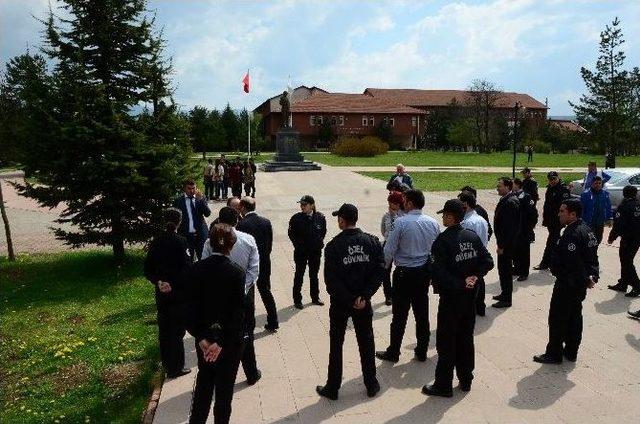 Konferansı Protesto Etmek İsteyen Öğrencilere Özel Güvenlik Müdahale Etti