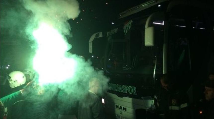 Beşiktaş&rsquo;a Yenilen Bursaspor&rsquo;a Coşkulu Karşılama