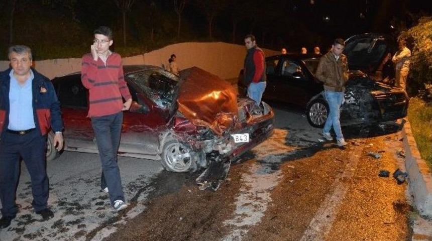 İki Otomobil Kafa Kafaya &Ccedil;arpıştı: 2 Yaralı