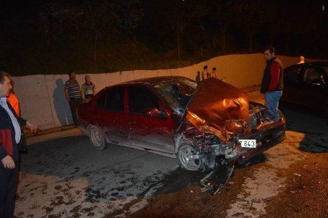 İki Otomobil Kafa Kafaya Çarpıştı: 2 Yaralı