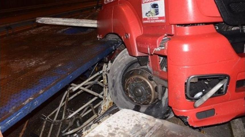 Bariyerlere &Ccedil;arpan Tır&rsquo;ın S&uuml;r&uuml;c&uuml;s&uuml; Yaralandı
