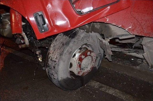 Bariyerlere Çarpan Tır’ın Sürücüsü Yaralandı