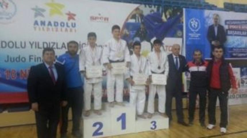 Vanlı Judoculardan &Uuml;&ccedil;&uuml;nc&uuml;l&uuml;k Madalyası