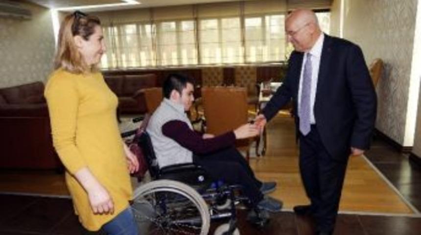 19 Yaşındaki Zeki, Akülü Sandalyesine Kavuştu