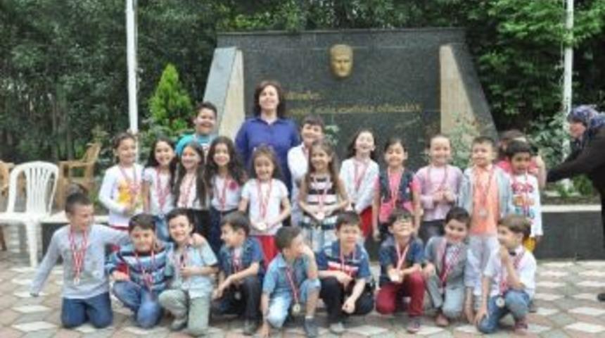 Okuma Yazma Öğrenen Miniklere Madalya