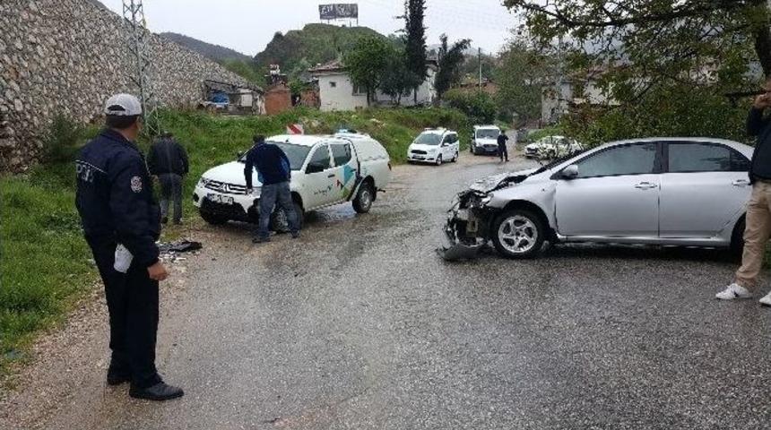 Bilecik&rsquo;te İki Ara&ccedil; Kafa Kafaya &Ccedil;arpıştı