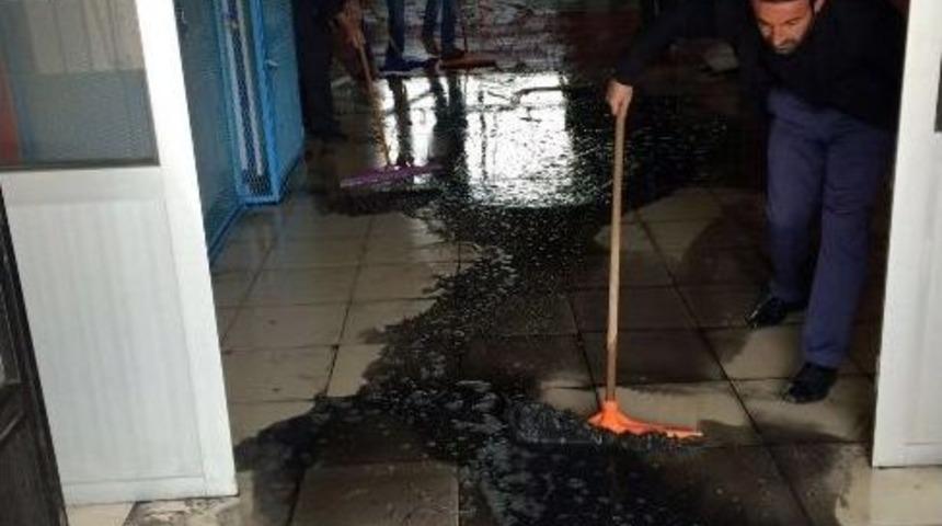 Van’da Kapalı Spor Salonu Yakıldı