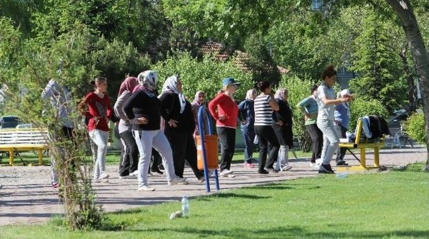 Parklarda Sabah Sporları Başladı