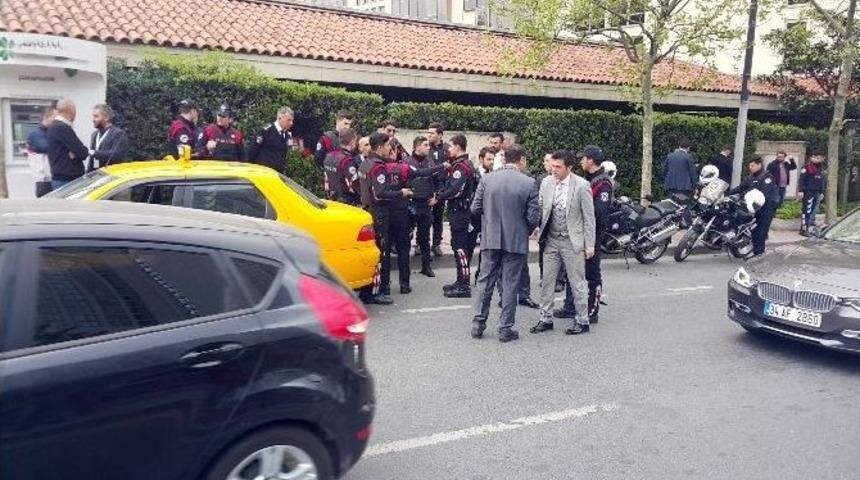 Yunus Polisleri Ticari Taksinin Kapısına &Ccedil;arptı: 2 Yaralı