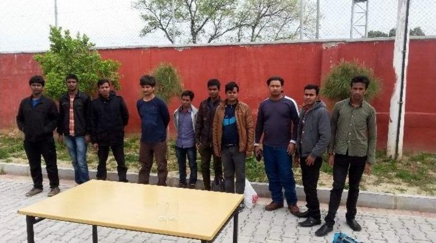 Otob&uuml;steki Yolcuların Arasından 34 Ka&ccedil;ak &Ccedil;ıktı