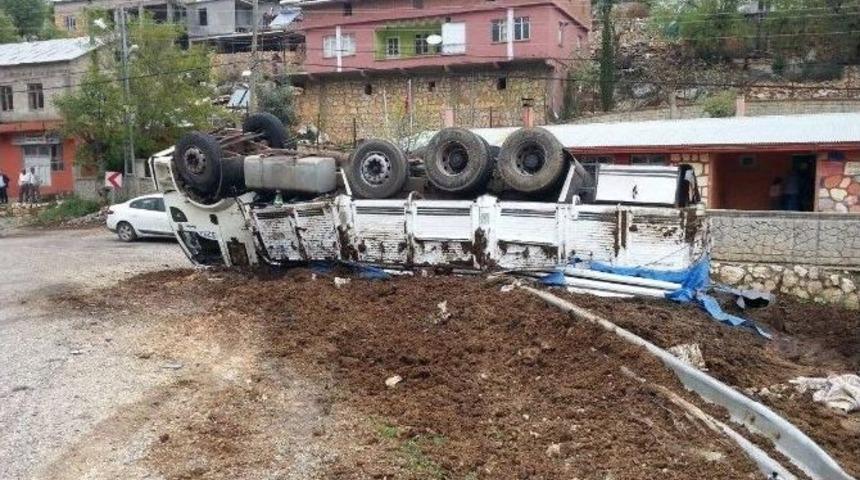 Adıyaman&rsquo;da Tır Ters D&ouml;nd&uuml;