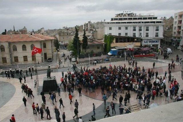 Vatandaşlardan Roketli Saldırıya Tepki Yürüyüşü