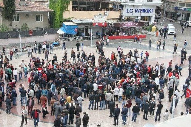 Vatandaşlardan Roketli Saldırıya Tepki Yürüyüşü