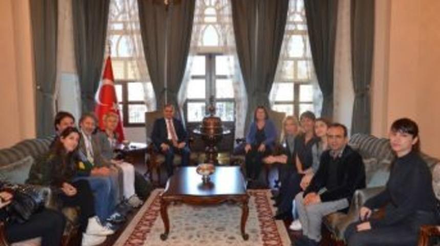 Vali Tapsız, Aralık G&ouml;n&uuml;ll&uuml; Eğitim Ve K&uuml;lt&uuml;rel Araştırmalar Derneği&rsquo;ni Kabul Etti