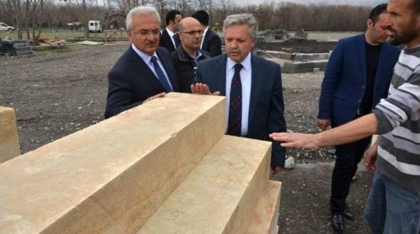 Vali Kahraman Piri Sami Hazretleri T&uuml;rbe Camisinin İnşaat &Ccedil;alışmalarını İnceledi