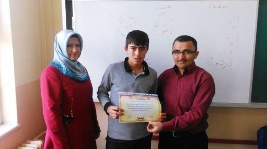 Kur&rsquo;an&rsquo;a Ge&ccedil;en &Ouml;ğrenciler &Ouml;d&uuml;llendiriliyor