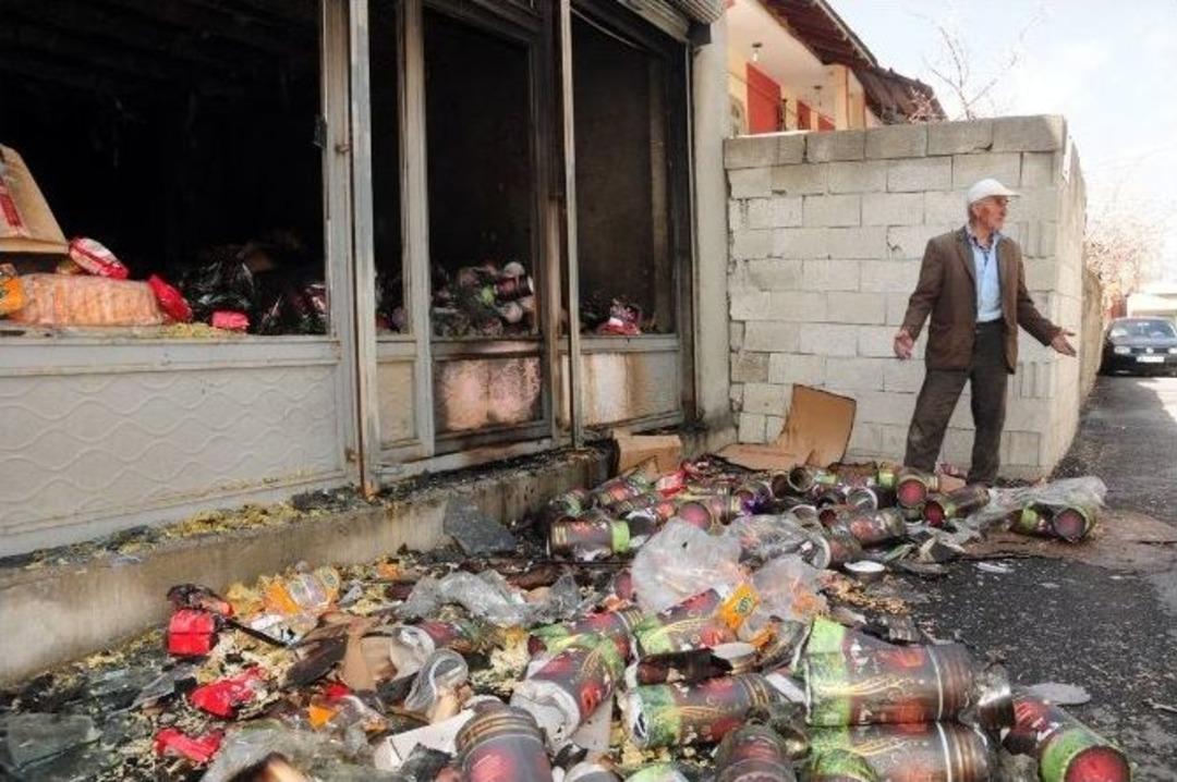 Van&rsquo;da Gıda Dolu Depo Kundaklandı