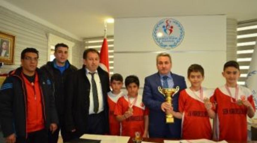 Taşkesenligil Masa Tenisinin Şampiyonlarını Kutladı