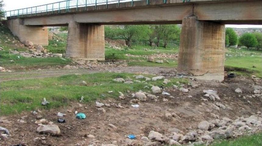 Araban&rsquo;da &Ccedil;ift&ccedil;ilerin Son Umudu Karasu &Ccedil;ayı Da Kurudu