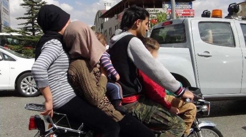 5 Kişilik Suriyeli Ailenin Motosiklet &Uuml;zerindeki Tehlikeli Yolculuğu