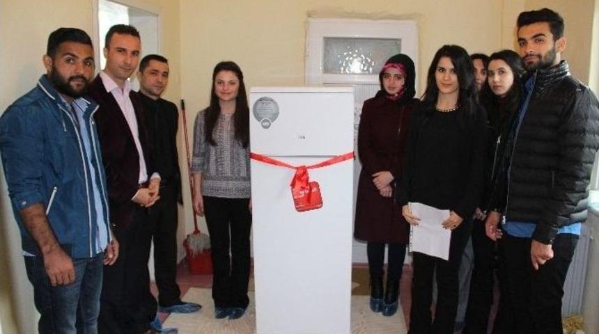 &Ouml;ğretmen Adayları Minin Kardeşlerine Buzdolabı Hediye Etti