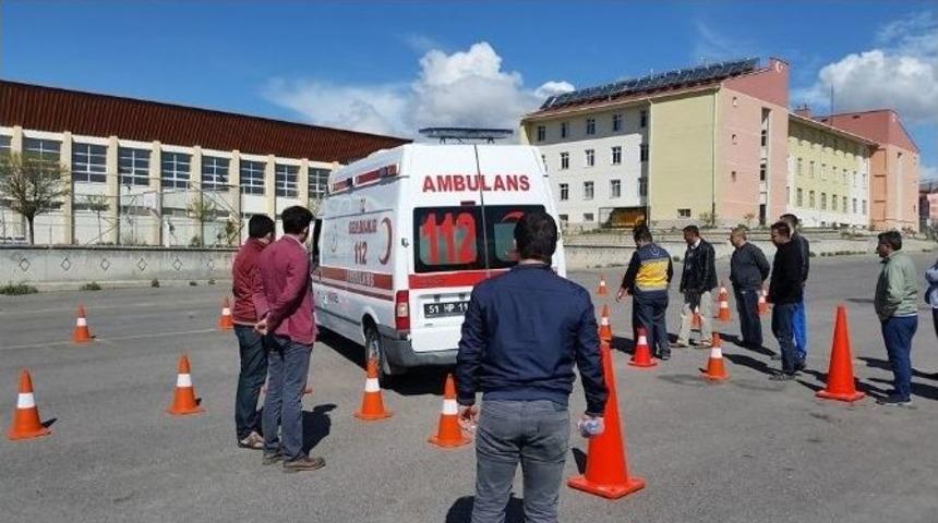 Ambulans Şof&ouml;rlerine S&uuml;r&uuml;ş Teknikleri Eğitimi Verildi