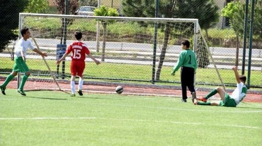 Aliağa&rsquo;daki Turnuvada Şampiyon Petro Kimya Ortaokulu