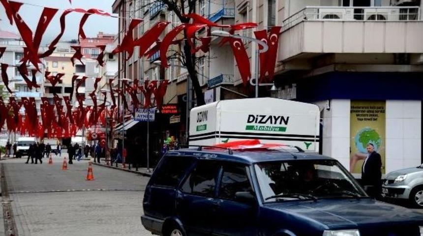 Giresun&rsquo;un Espiye İl&ccedil;esi Bayraklarla Donatıldı, Şehidini Bekliyor