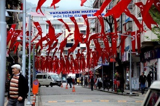 Giresun’un Espiye İlçesi Bayraklarla Donatıldı, Şehidini Bekliyor