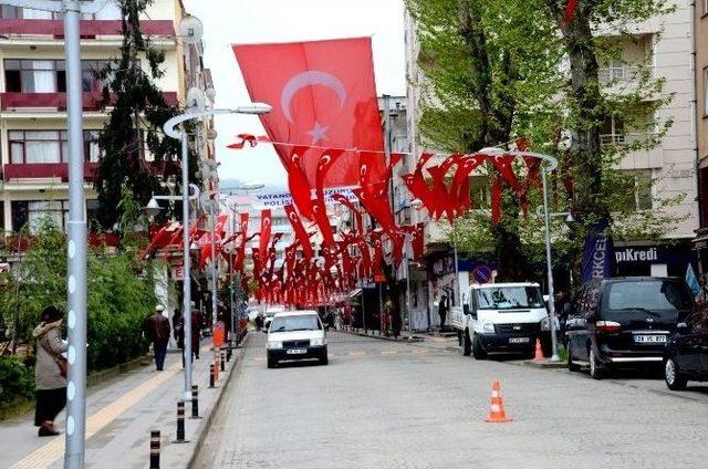 Giresun’un Espiye İlçesi Bayraklarla Donatıldı, Şehidini Bekliyor