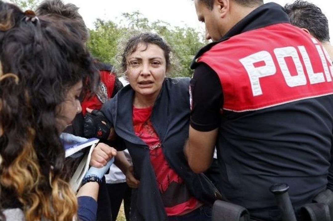 İntihara Teşebb&uuml;s Eden Kadın, Polise Ecel Terleri D&ouml;kt&uuml;rd&uuml;